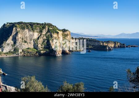 Baia di Trentaremi dall'isola di Nisida nel golfo di Napoli Foto Stock