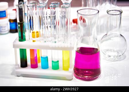 Matracci e provette per analisi chimiche con soluzioni colorate Foto Stock
