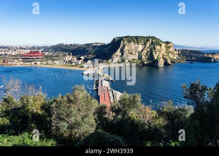 Baia di Trentaremi dall'isola di Nisida nel golfo di Napoli Foto Stock