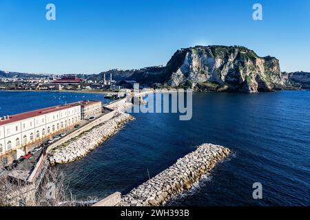 Baia di Trentaremi dall'isola di Nisida nel golfo di Napoli Foto Stock