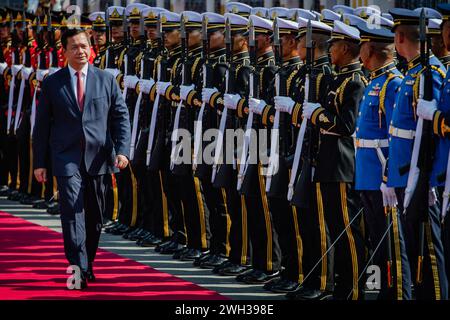 Bangkok, Bangkok, Thailandia. 7 febbraio 2024. Il primo ministro cambogiano Hun Manet ispeziona la guardia d'onore durante una cerimonia di benvenuto presso la sede del governo. Il primo ministro cambogiano Hun Manet è in visita ufficiale in Thailandia per rafforzare i legami tra le due nazioni. (Immagine di credito: © Wissarut Weerasopon/ZUMA Press Wire) SOLO PER USO EDITORIALE! Non per USO commerciale! Foto Stock