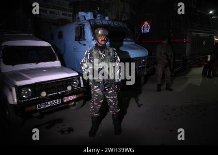 Srinagar. 7 febbraio 2024. Forze di sicurezza che sorvegliano il luogo dopo che i militanti hanno ucciso un non locale a Srinagar. Foto Stock