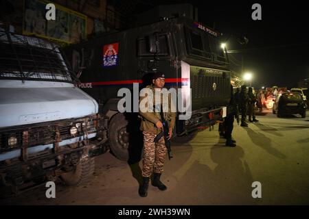 Srinagar. 7 febbraio 2024. Forze di sicurezza che sorvegliano il luogo dopo che i militanti hanno ucciso un non locale a Srinagar. Foto Stock