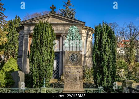 Karl Friedrich Schinkel, Grab, hinten Mausoleum Hitzig, Dorotheenstädtischer Friedhof, Chausseestraße, Mitte, Berlino, Germania Foto Stock