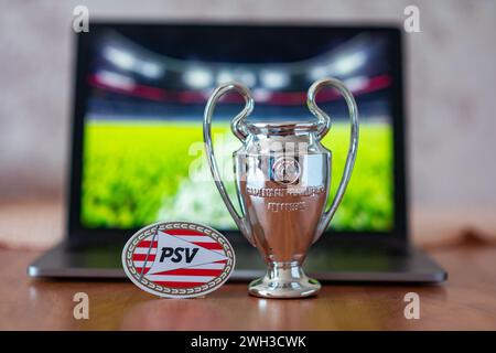 3 gennaio 2024, Londra, Regno Unito. L'emblema della squadra di calcio che partecipa ai playoff della UEFA Champions League PSV di Eindhoven. Foto Stock