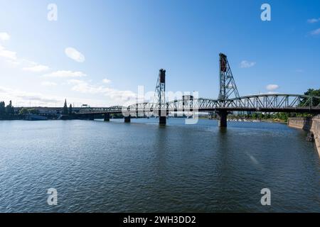 Una foto grandangolare del Portland Hawthorne Bridge che passa sopra il fiume Willamette. Foto Stock