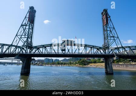 Una foto grandangolare del Portland Hawthorne Bridge che passa sopra il fiume Willamette. Foto Stock