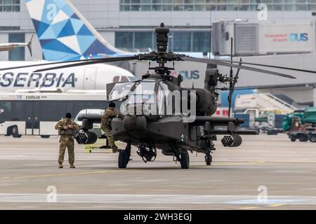 Boeing AH-64E Apache Guardian dell'esercito STATUNITENSE, elicottero d'attacco del 3-17th CAV (Fort Stewart) prevolo durante l'operazione Atlantic Resolve Rotation. Dusseldorf Foto Stock