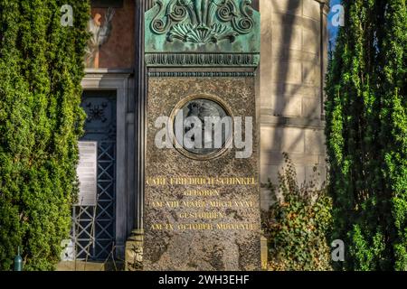 Karl Friedrich Schinkel, Grab, hinten Mausoleum Hitzig, Dorotheenstädtischer Friedhof, Chausseestraße, Mitte, Berlino, Deutschland *** Karl Friedrich Schinkel, tomba, dietro il Mausoleo Hitzig, Dorotheenstädtischer Friedhof, Chausseestraße, Mitte, Berlino, Germania Foto Stock