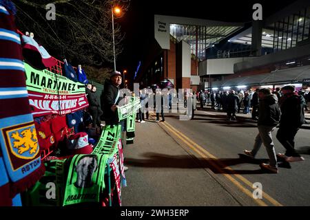 Sciarpe e cappelli dell'Aston Villa in vendita fuori terra prima della partita di replay del quarto turno della Emirates fa Cup a Villa Park, Birmingham. Data foto: Mercoledì 7 febbraio 2024. Foto Stock