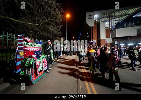 Sciarpe e cappelli dell'Aston Villa in vendita mentre i tifosi si radunano fuori dal campo prima della partita di replay del quarto turno della Emirates fa Cup a Villa Park, Birmingham. Data foto: Mercoledì 7 febbraio 2024. Foto Stock