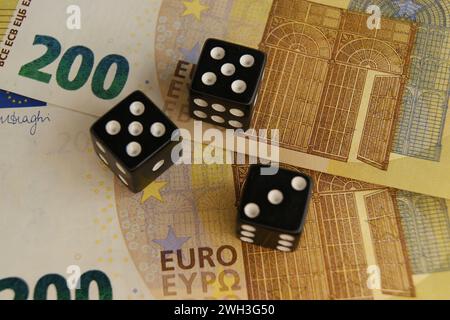 Tre dadi sulle nuove banconote da 200 euro. Casinò e gioco d'azzardo. Foto Stock