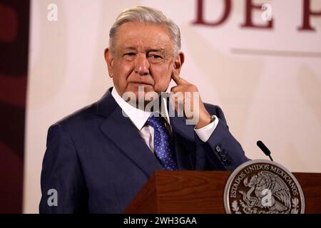 Città del Messico, Messico. 6 febbraio 2024. 6 febbraio 2024, città del Messico, Messico: Il presidente del Messico, Andres Manuel Lopez Obrador, parla durante la sua conferenza informativa al Palazzo Nazionale. Il 6 febbraio 2024 a città del Messico, Messico (foto di Luis Barron/Eyepix Group/Sipa USA). Crediti: SIPA USA/Alamy Live News Foto Stock