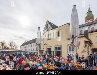 Abbazia di Andechs, birreria all'aperto del birrificio Klosterbrauerei Andechs Oberbayern, Ammersee Lech, alta Bayern, Baviera Germania Foto Stock