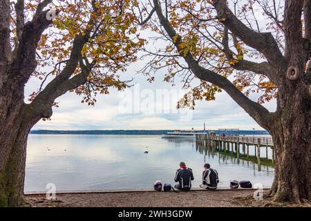 lago Ammersee, molo, nave passeggeri, colori autunnali Herrsching am Ammersee Oberbayern, Ammersee Lech, alta Bayern, Baviera Germania Foto Stock