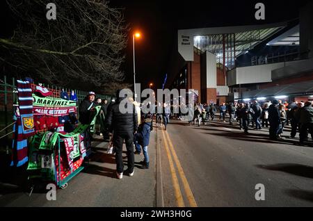 Sciarpe e cappelli dell'Aston Villa in vendita mentre i tifosi si radunano fuori dal campo prima della partita di replay del quarto turno della Emirates fa Cup a Villa Park, Birmingham. Data foto: Mercoledì 7 febbraio 2024. Foto Stock