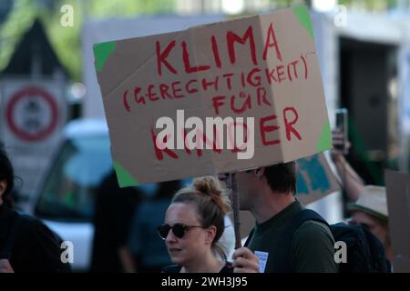 Amburgo, Germania, 09 15 2023 - venerdì per il futuro, dimostrazione studenti ad Amburgo. Gli studenti sono andati in strada per scioperare e chiedere ai politici di farlo Foto Stock