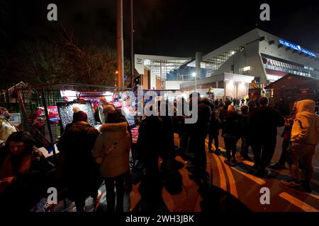 Sciarpe e cappelli dell'Aston Villa in vendita mentre i tifosi si radunano fuori dal campo prima della partita di replay del quarto turno della Emirates fa Cup a Villa Park, Birmingham. Data foto: Mercoledì 7 febbraio 2024. Foto Stock