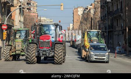 Barcellona, Spagna. 7 febbraio 2024. I trattori degli agricoltori catalani che bloccano le strade nel centro di Barcellona gli agricoltori di tutta Europa protestano contro le nuove leggi agricole proposte dall'Unione europea. Temono che queste leggi favoriscano le grandi imprese rispetto alle piccole aziende agricole, portando a un aumento della burocrazia e rendendo più difficile per loro competere. Le proteste evidenziano le preoccupazioni degli agricoltori per il futuro dei loro mezzi di sussistenza e la necessità di regolamentazioni più eque. Credito: SOPA Images Limited/Alamy Live News Foto Stock