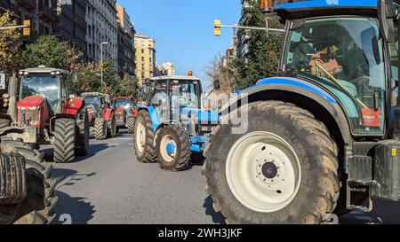 Barcellona, Spagna. 7 febbraio 2024. Gli agricoltori catalani sfilano i loro trattori durante una dimostrazione. Gli agricoltori di tutta Europa protestano contro le nuove leggi agricole proposte dall'Unione europea. Temono che queste leggi favoriscano le grandi imprese rispetto alle piccole aziende agricole, portando a un aumento della burocrazia e rendendo più difficile per loro competere. Le proteste evidenziano le preoccupazioni degli agricoltori per il futuro dei loro mezzi di sussistenza e la necessità di regolamentazioni più eque. Credito: SOPA Images Limited/Alamy Live News Foto Stock