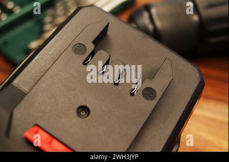 Primo piano della batteria dell'attrezzo. Contatti della batteria Foto Stock