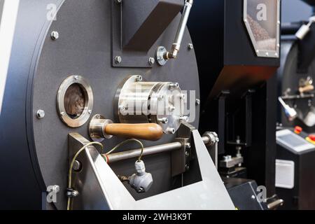 Foto ravvicinata della torrefazione industriale, torrefazione locale di caffè speciale Foto Stock