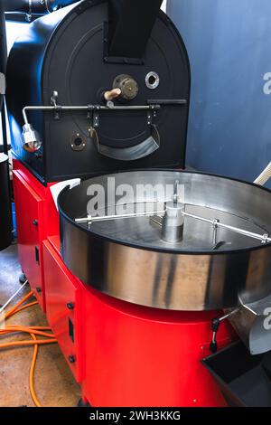 Torrefazione del caffè in una caffetteria, foto verticale di apparecchiature per torrefazione industriali, tamburo di raffreddamento Foto Stock