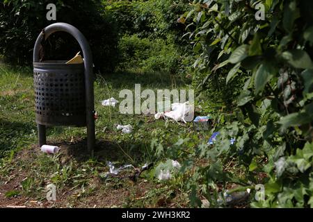 Immagine di sfondo di un parco giochi con attrezzature distrutte dal vandalismo Foto Stock