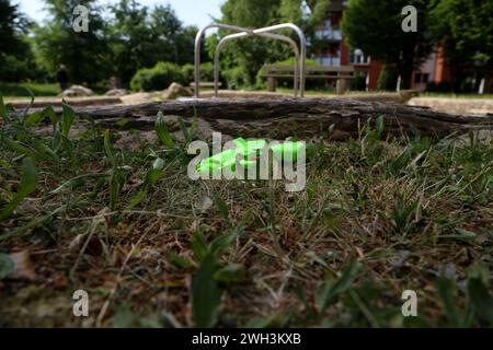 Immagine di sfondo di un parco giochi con attrezzature distrutte dal vandalismo Foto Stock