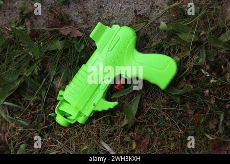 Immagine di sfondo di un parco giochi con attrezzature distrutte dal vandalismo Foto Stock