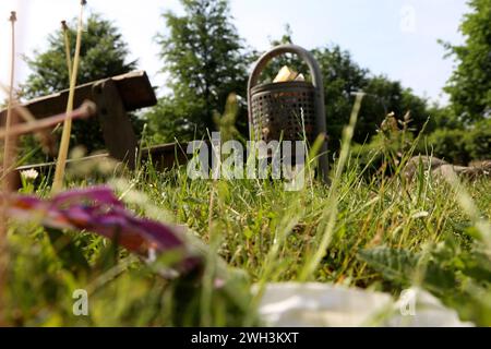 Immagine di sfondo di un parco giochi con attrezzature distrutte dal vandalismo Foto Stock