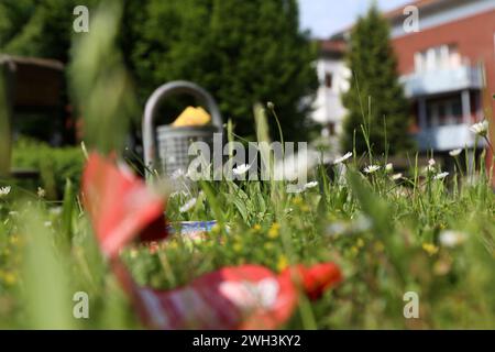 Immagine di sfondo di un parco giochi con attrezzature distrutte dal vandalismo Foto Stock