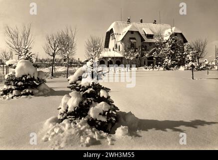 1938 CA, ASIAGO ( Vicenza ), ITALIA : la stazione ferroviaria ( oggi licenziata ) fotografo sconosciuto . - ITALIA - NEVE - NEVE - NEVICATA - FOTO STORICHE - STORIA - GEOGRAFIA - GEOGRAFIA - ARCHITETTURA - VENETO - NOVECENTO - '900 - '900 - FERROVIA - STAZIONE FERROVIARIA - TURISMO - TURISMO - ANNI TRENTA - ANNI 30 - '1930 - '30 -- ARCHIVIO GBB Foto Stock