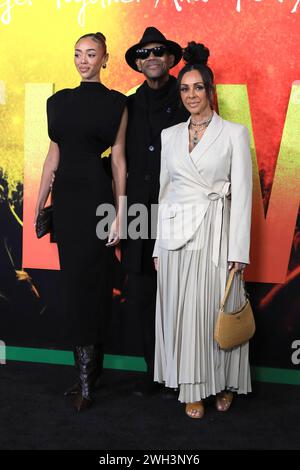 Bella Harris, Jimmy Jam e Lisa Harris bei der Premiere des Kinofilms Bob Marley: One Love im Regency Village Theatre. Los Angeles, 06.02.2024 *** bella Harris, Jimmy Jam e Lisa Harris alla prima del film Bob Marley One Love al Regency Village Theatre di Los Angeles, 06 02 2024 foto:XJ.xBlocx/xFuturexImagex marley 4218 Foto Stock