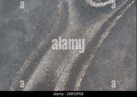 Un frammento di un vecchio pneumatico danneggiato, primo piano. Foto Stock