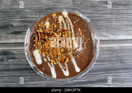 Il profiterole di cacao con nocciole dolci, con crema al cioccolato e mandorle, i profiterole sono spugne di panna, pasta francese ripiena di choux b Foto Stock