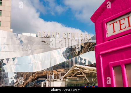 Grand Central a Birmingham Reflections accanto a un telefono rosa. Foto Stock