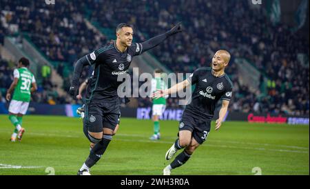 7 febbraio 2024; Easter Road, Edimburgo, Scozia: Scottish Premiership Football, Hibernian contro Celtic; Adam Idah del Celtic festeggia con Daizen Maeda del Celtic dopo aver segnato dal punto di rigore per arrivare 0-1 al Celtic al 9 ° minuto Foto Stock