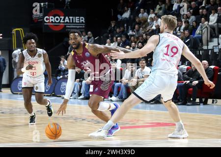 © NICOLAS GOISQUE/MAXPPP - 07-02-2024, 20:00, palais des Sports jean-michel geoffroy de dijon, basket, campionato campioni di basket, top 16, 3ème journéejda dijon basket - cesti telekom bonn, leyton hammonds débordetill pape Credit: MAXPPP/Alamy Live News Foto Stock