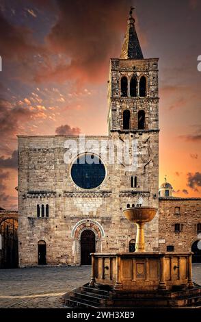 Italia Umbria Bevagna Piazza Silvestri o piazza maggiore e chiesa di San Michele Arcangelo Foto Stock