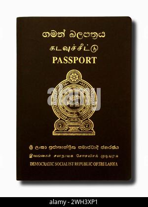 Primo piano su un passaporto dello Sri Lanka isolato su sfondo bianco. Foto Stock