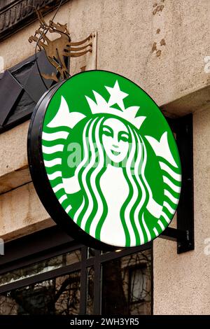 Cardiff, Galles, Regno Unito - 6 dicembre 2023: Un cartello Starbucks Coffee Sign illuminato in Queens Street, Cardiff, Galles, Regno Unito Foto Stock