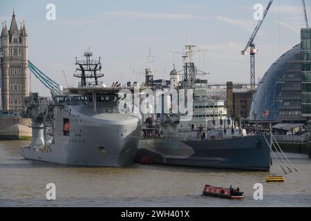 La RFA Proteus, una nave della Royal Fleet Auxiliary, ormeggiata a fianco della HMS Belfast, un incrociatore della seconda guerra mondiale. Il Tamigi, Londra, Regno Unito. 10 ottobre 2023 Foto Stock