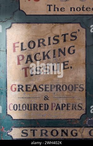 Cartello originale all'esterno dell'ex negozio di borse di carta Donovan Bros in Crispin Street, Spitalfields, Londra, Regno Unito. 29 settembre 2023 Foto Stock