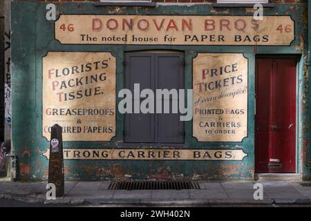 Cartello originale all'esterno dell'ex negozio di borse di carta Donovan Bros in Crispin Street, Spitalfields, Londra, Regno Unito. 29 settembre 2023 Foto Stock