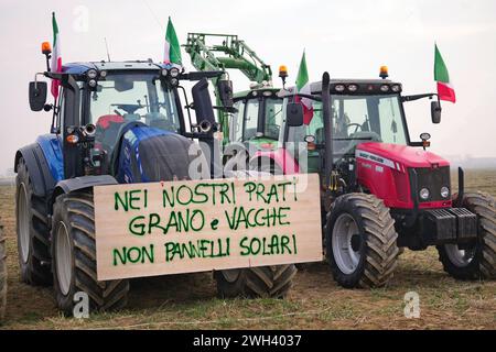 Rivoli, Italia - 7 febbraio 2024: Gli agricoltori protestano con i trattori contro le politiche europee sui costi di produzione. Foto Stock