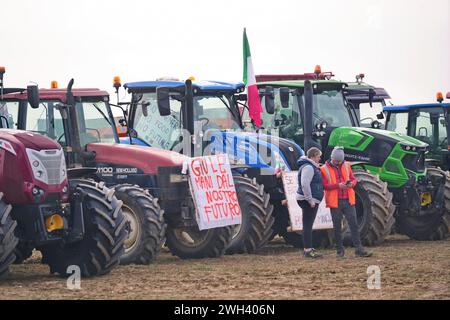 Rivoli, Italia - 7 febbraio 2024: Gli agricoltori protestano con i trattori contro le politiche europee sui costi di produzione. Foto Stock