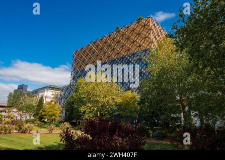 Struttura geometrica moderna circondata dal verde, Birmingham, Regno Unito Foto Stock