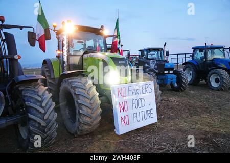 Rivoli, Italia - 7 febbraio 2024: Gli agricoltori protestano con i trattori contro le politiche europee sui costi di produzione. Foto Stock