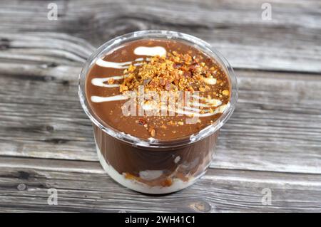 Il profiterole di cacao con nocciole dolci, con crema al cioccolato e mandorle, i profiterole sono spugne di panna, pasta francese ripiena di choux b Foto Stock